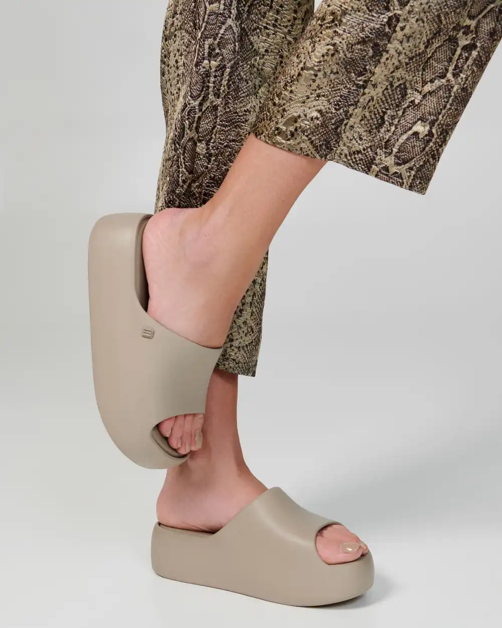 MELISSA FREE PLATFORM SLIDE AD